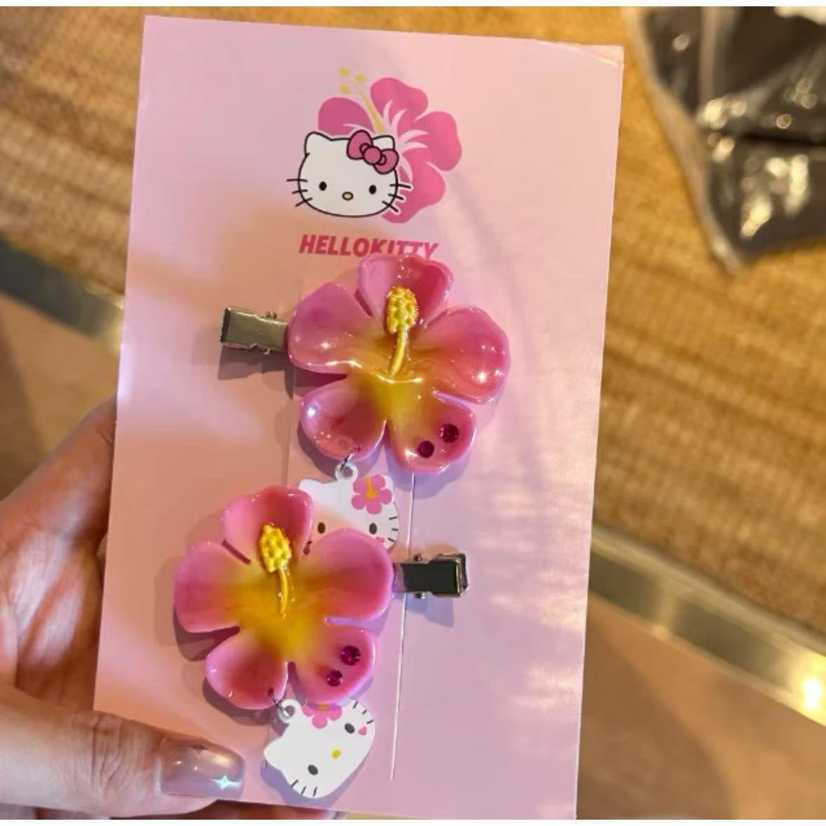 かわいいサンリオハローキティフラワーヘアクリップセットピンク - Women Accessories Kit のレビューと価格