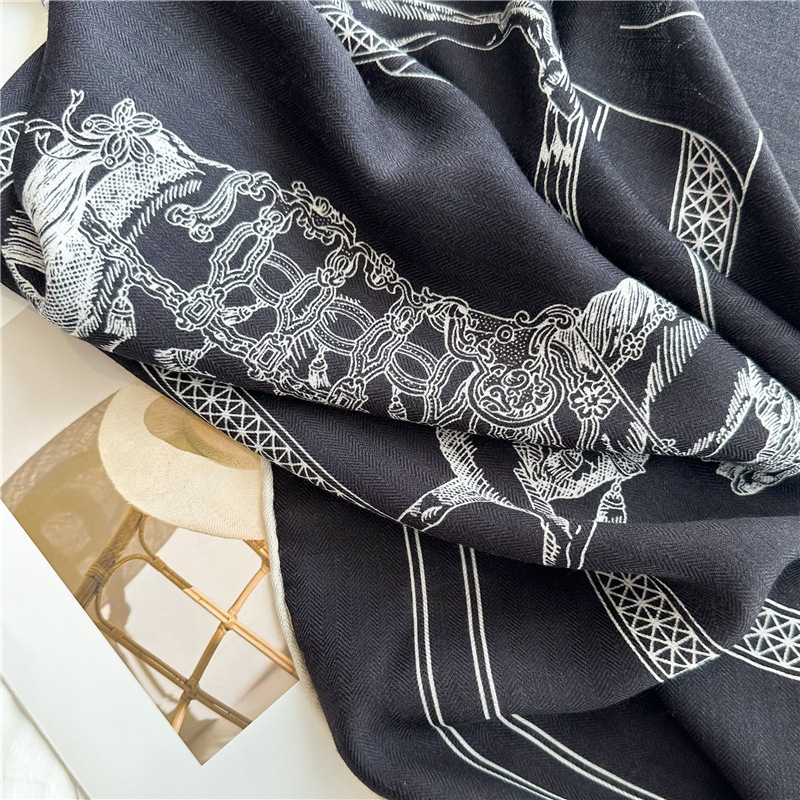 ブラックホースウールシルクブレンドスカーフ、ハンドロールエッ - Accessories Brand For Women のレビューと価格