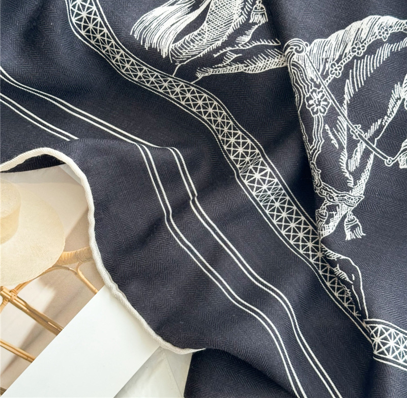 ブラックホースウールシルクブレンドスカーフ、ハンドロールエッ - Accessories Brand For Women のレビューと価格