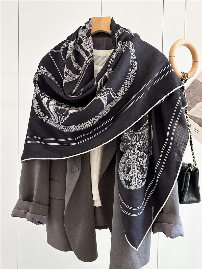 ブラックホースウールシルクブレンドスカーフ、ハンドロールエッ - Accessories Brand For Women のレビューと価格