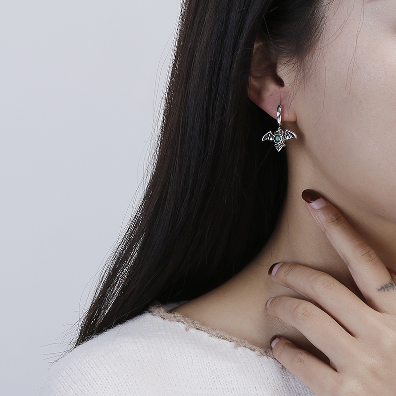 新着エレガントな悪魔バットデザイングリーンクリスタル 925 - Tassel Earrings Boho のレビューと価格