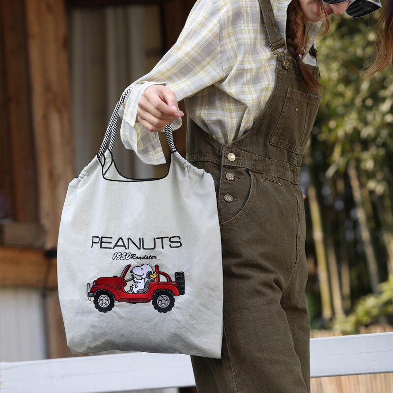 スヌーピー共同ブランド刺繍ナイロントート大容量女性ショルダー - Accessories Brand For Women のレビューと価格